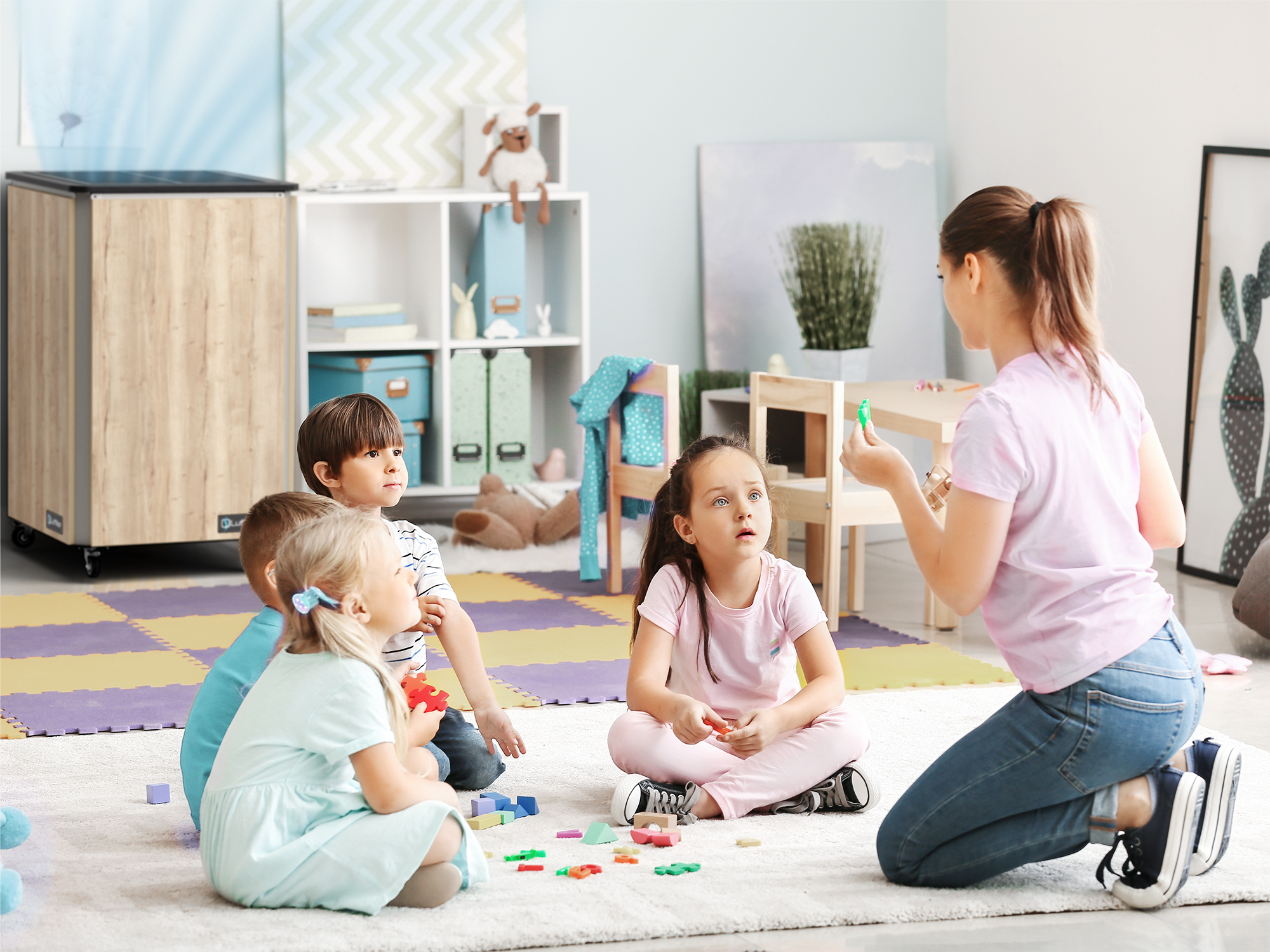 Luftklar Luftreiniger erzeugt sichere Raumluft in einem Kindergarten